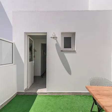 Home2book Quiet Retreat With Patio & Roof Access *